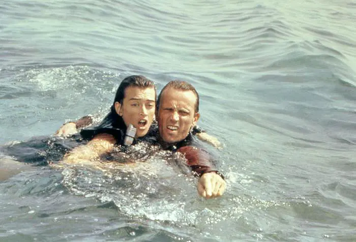 Willie and Beck reach the ocean surface after escaping Shack 7 in Leviathan 1989