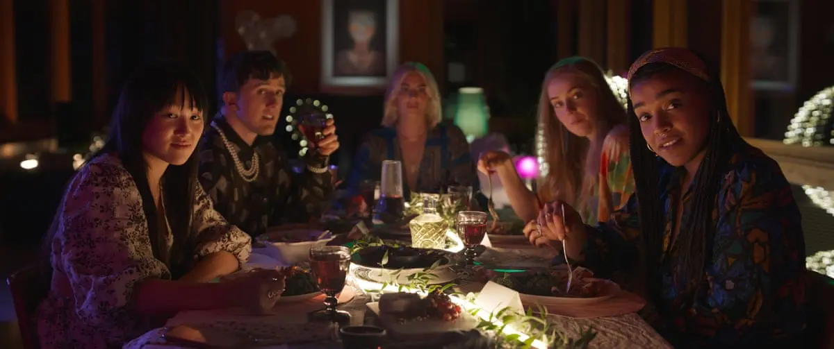 Cecilia and the hens weekend guests at the tense dinner table in Sissy 2022